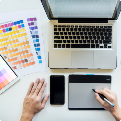 Contratar a un diseñador gráfico