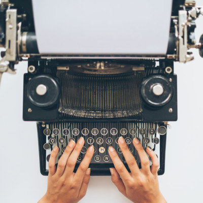 Contrata a un redactor